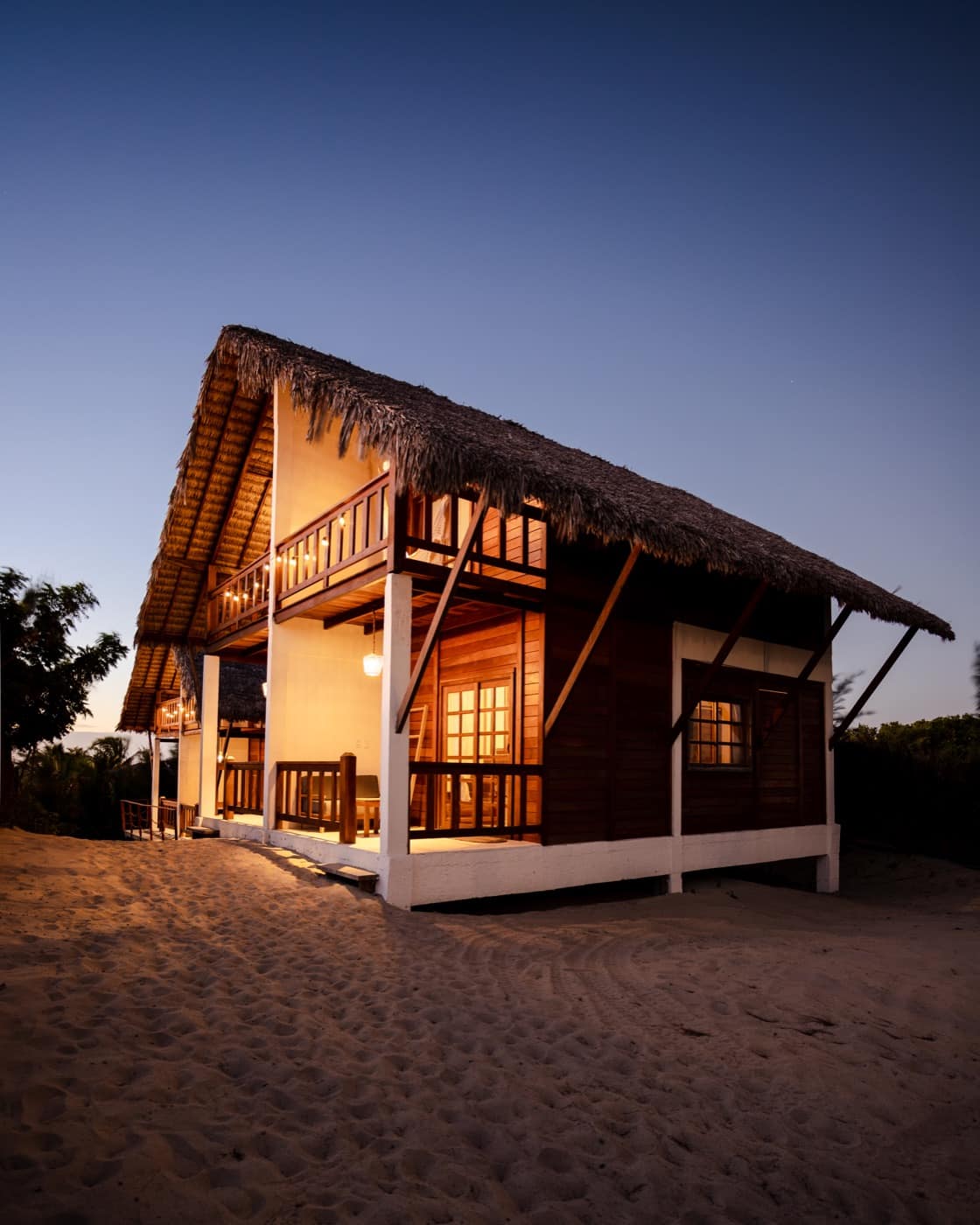 Chalet bei Nacht beleuchtet
