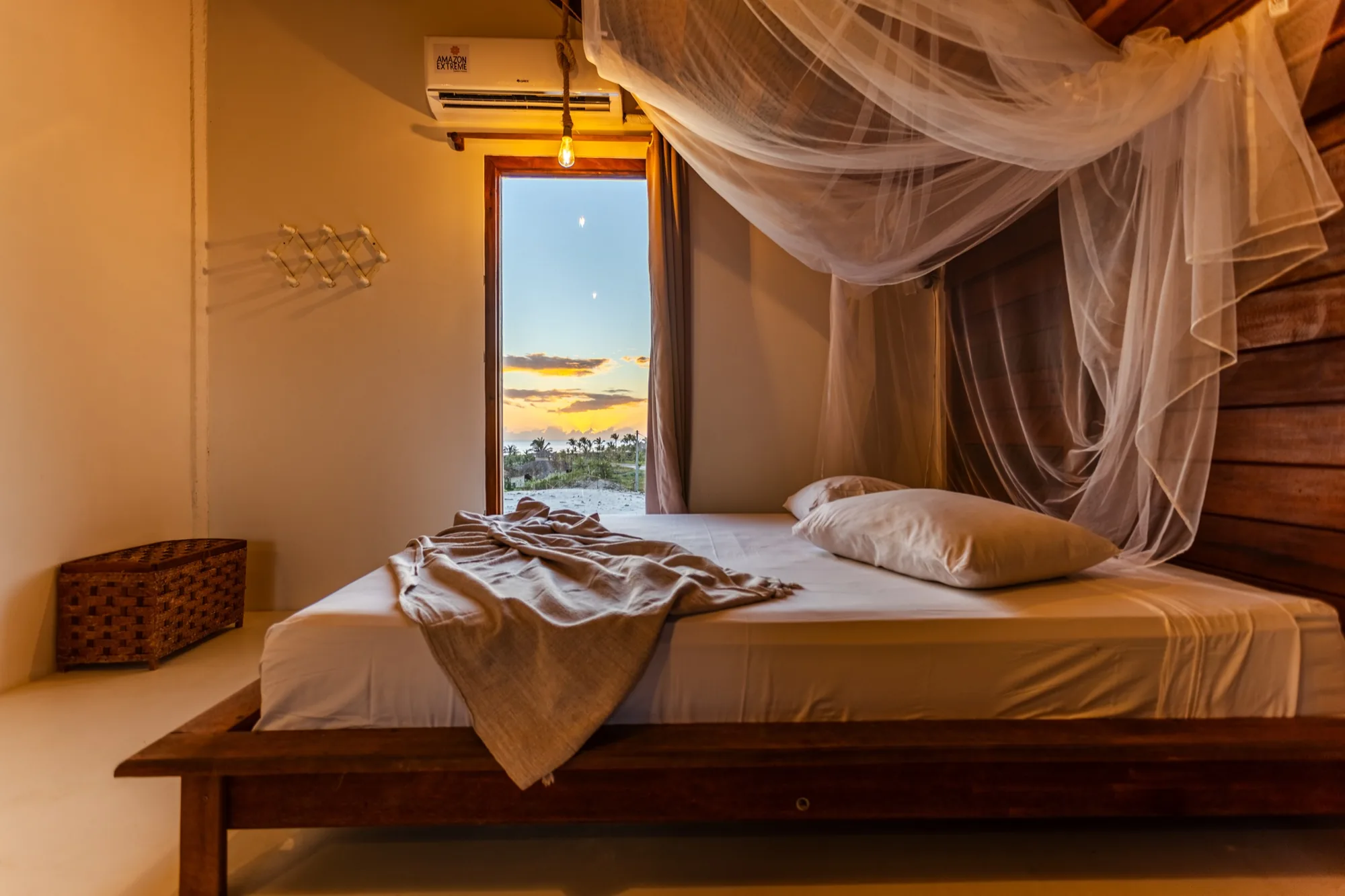 Schlafzimmer mit Himmelbett und Meerblick