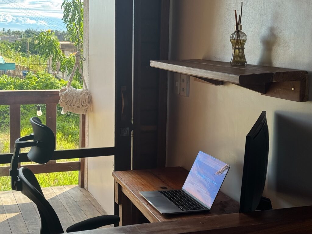 Posto de trabalho com mesa elétrica e cadeira ergonômica e vista, no Chalet du Kite